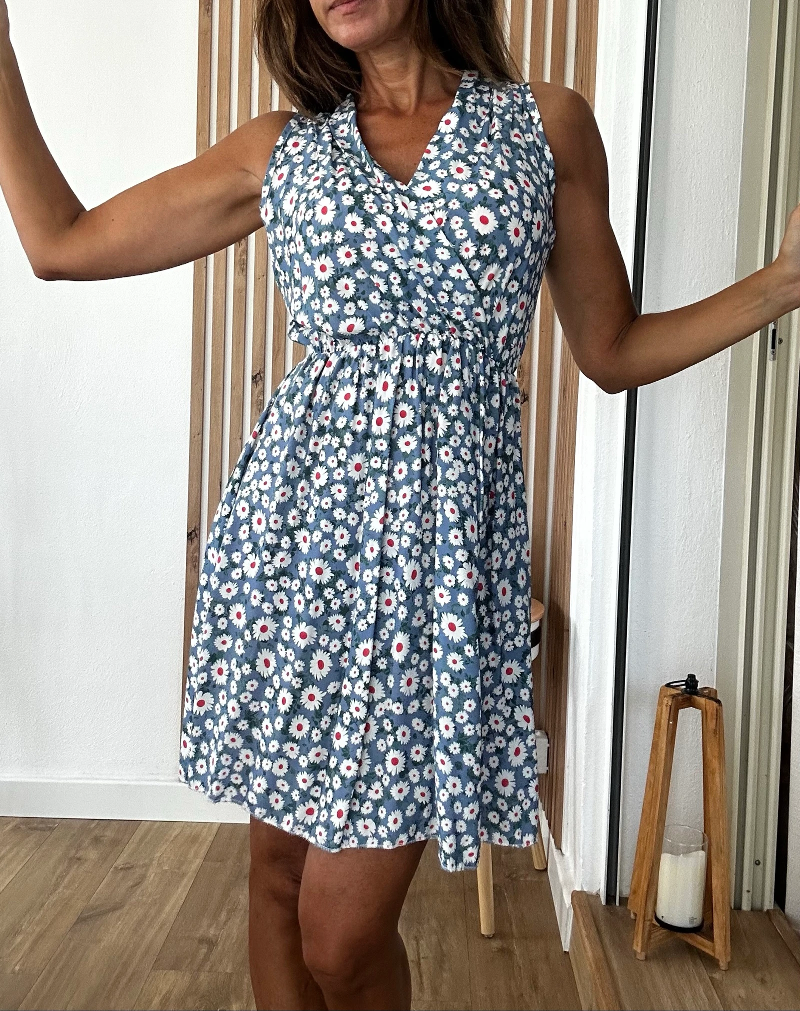 Robe fleurie marguerites neuve avec étiquette – Taille unique S/M – Style portefeuille